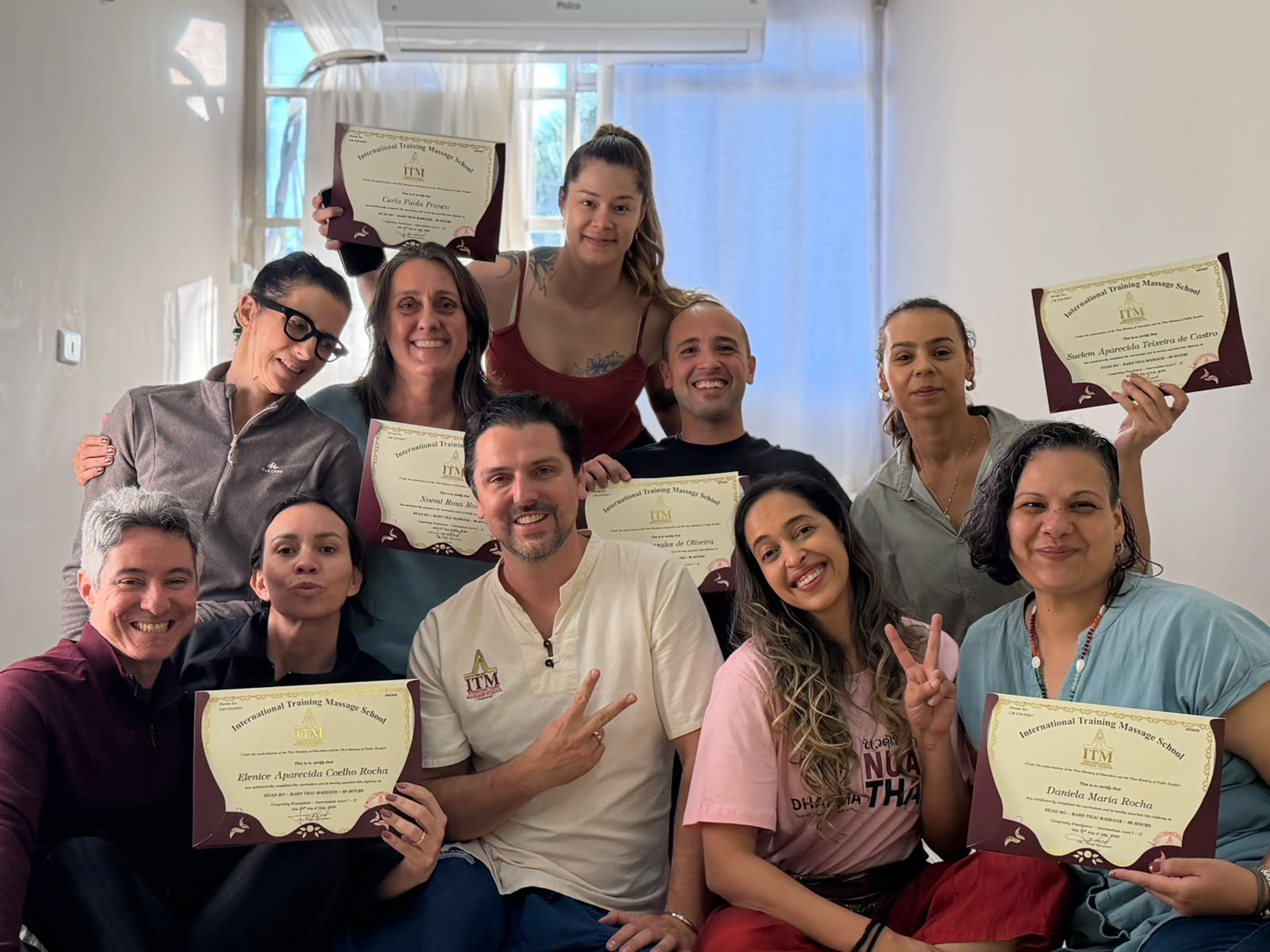Alunos do Dharma com certificados da ITM School