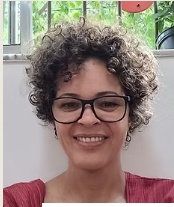 Kenia Valeria, Professora e terapeuta