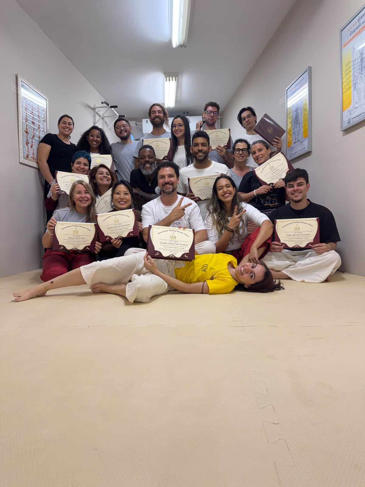 Turma do Dharma ao concluir uma formação